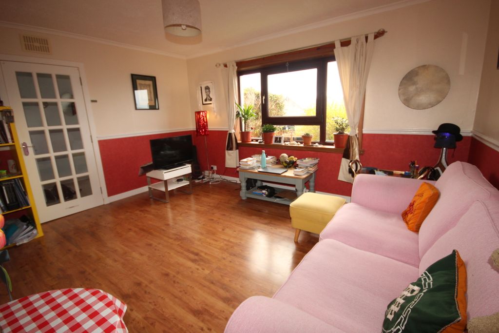 Property photo 3 of 18 Lounge
