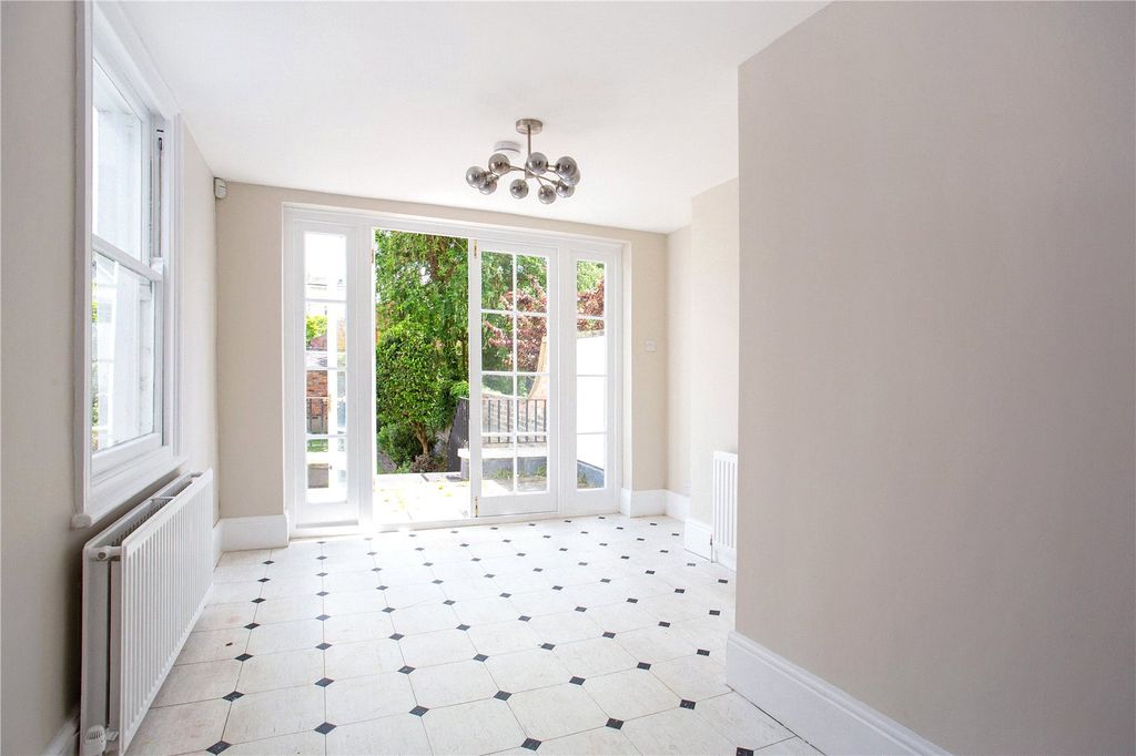 Property photo 2 of 18 Picture No. 12