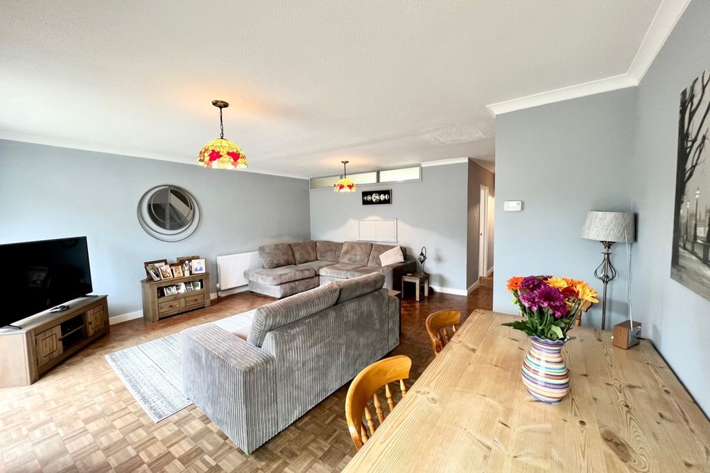 Property photo 3 of 14 Lounge 2