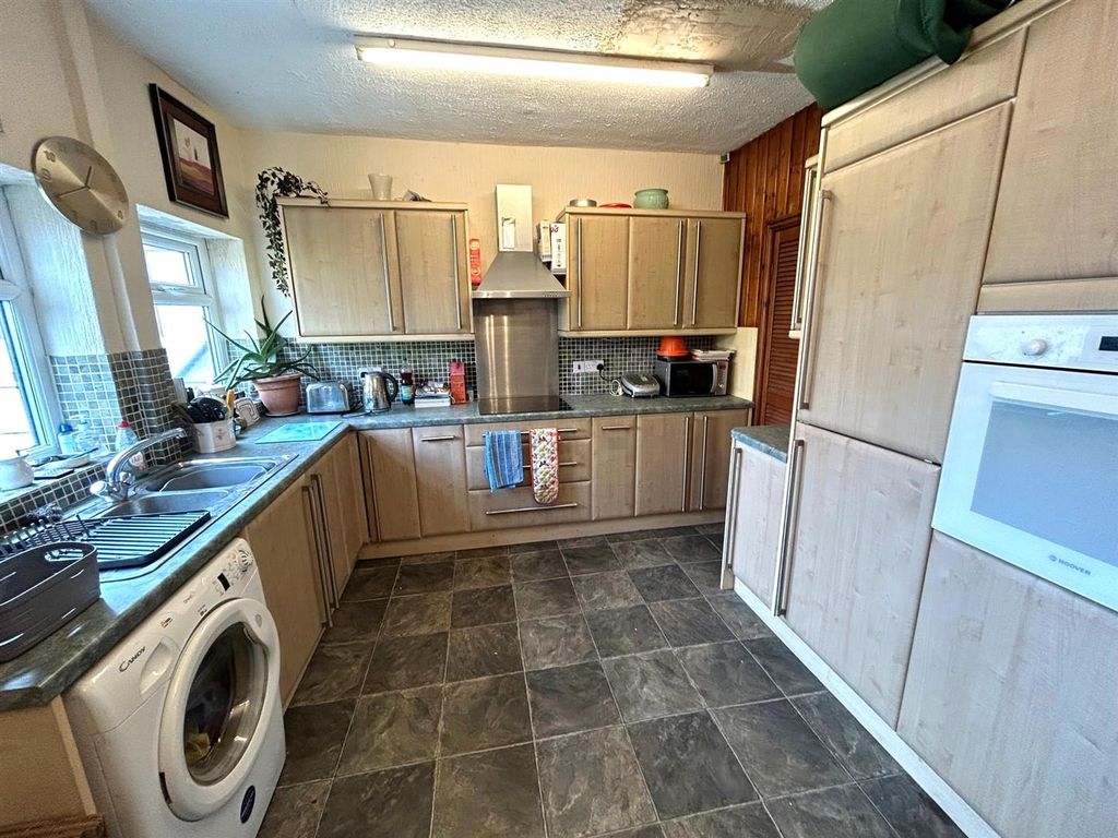 Property photo 3 of 7 Kitchen.Jpg