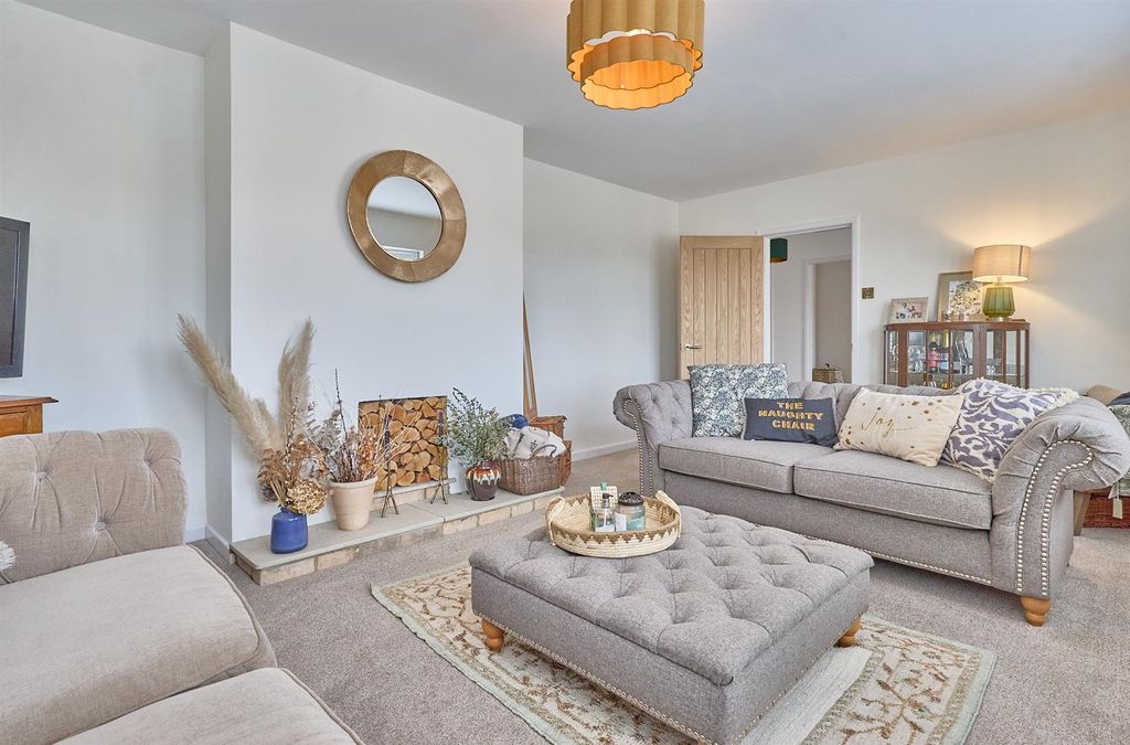 Property photo 3 of 24 De-La-Bere Cres Burbage_5.Jpg