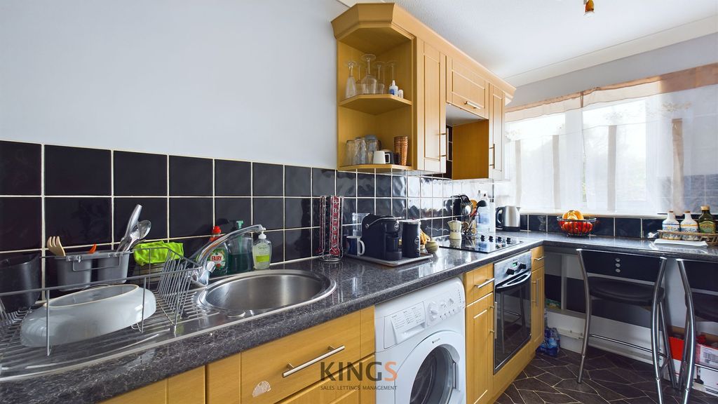 Property photo 3 of 10 Kitchen