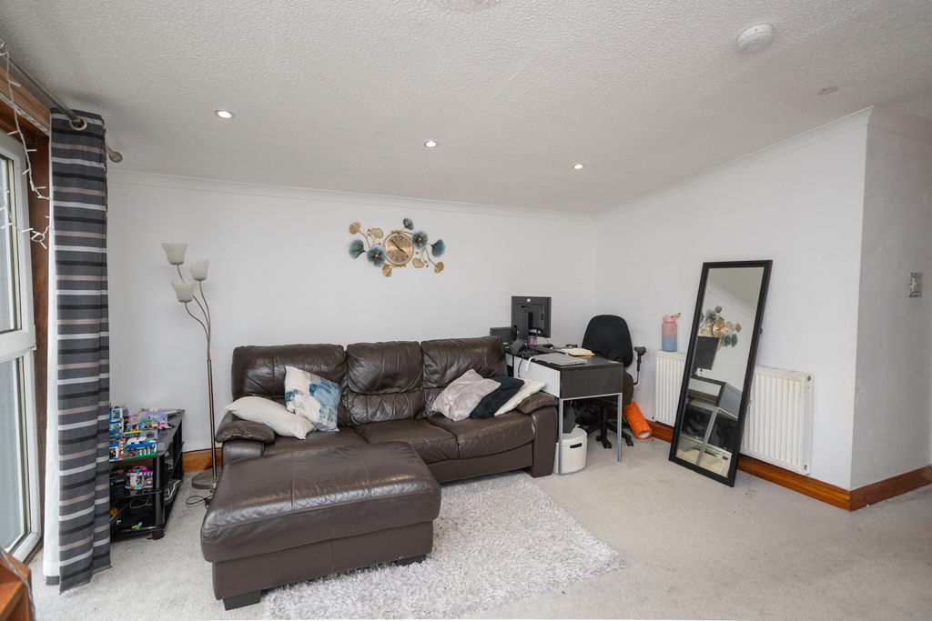 Property photo 3 of 12 Lounge