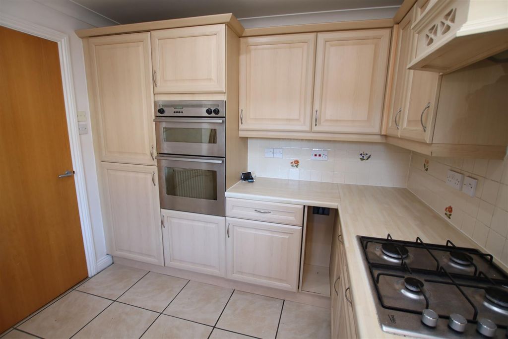 Property photo 3 of 16 Kitchen 2.Jpg