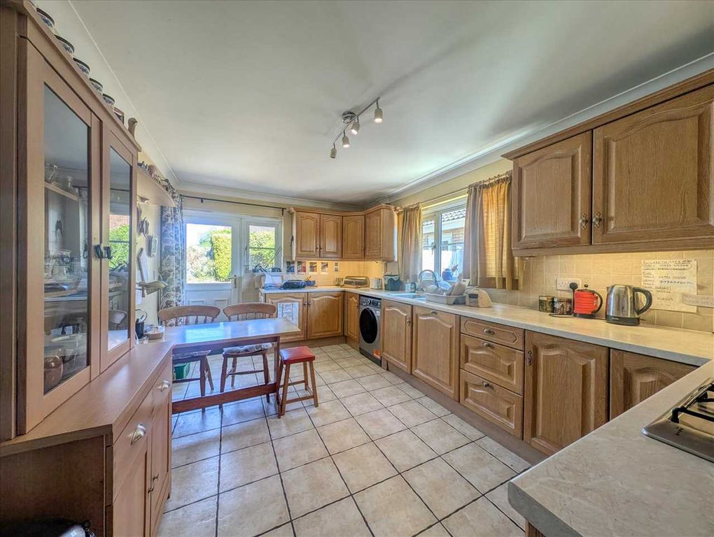 Property photo 2 of 18 Kitchen / Breakfast Room