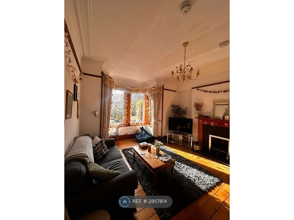 Property photo 2 of 20 Large Bay Windows To Front