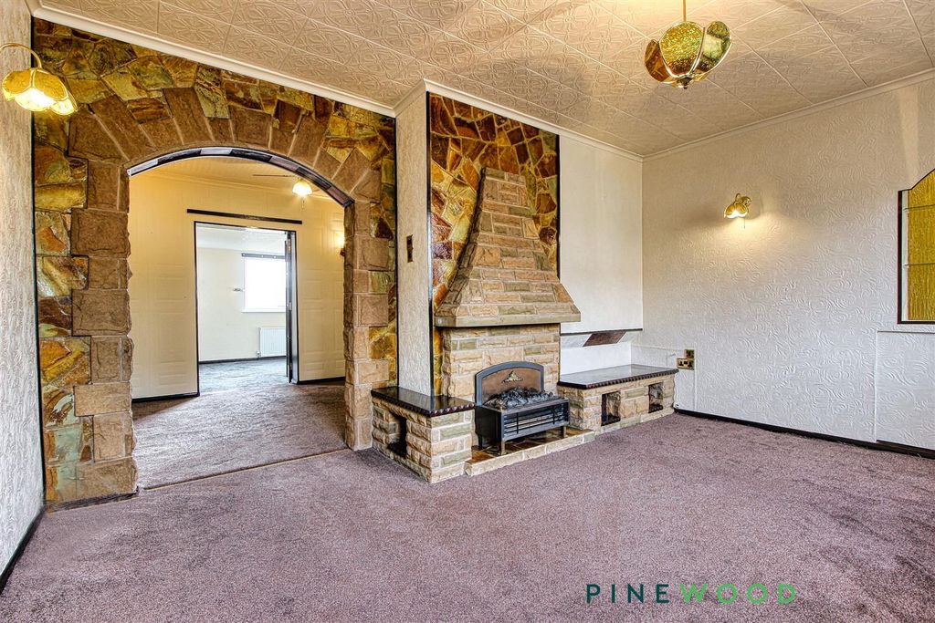 Property photo 2 of 31 Lounge