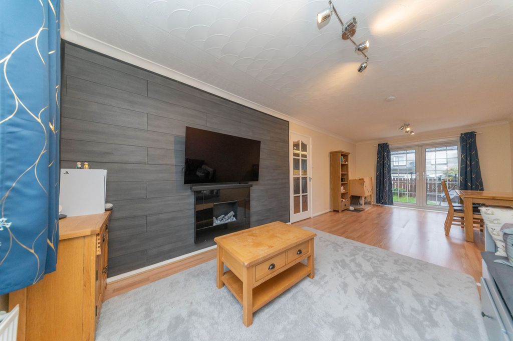 Property photo 3 of 34 Lounge/Dining