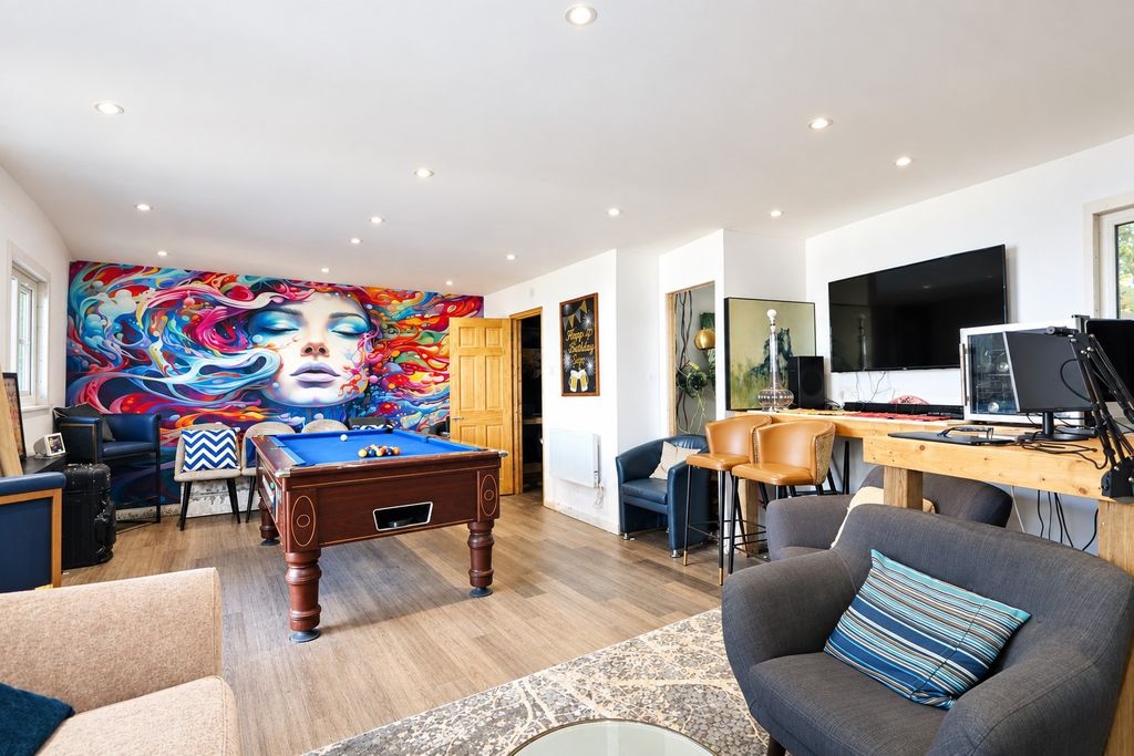 Property photo 2 of 16 5427874