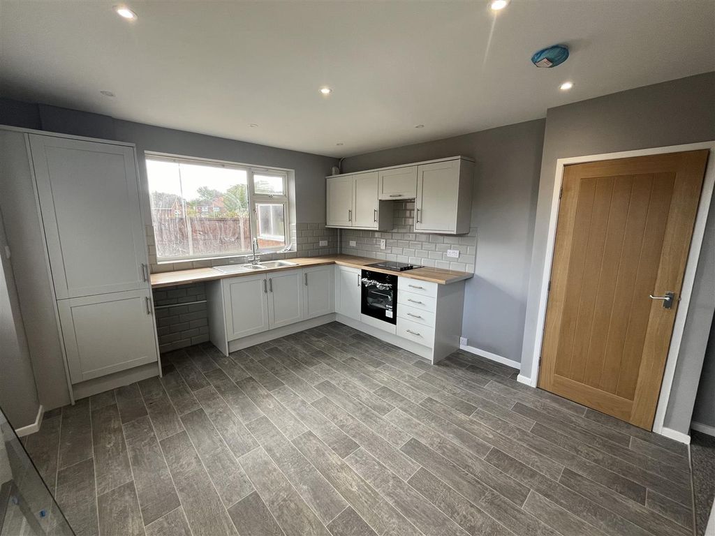 Property photo 3 of 9 Kitchen