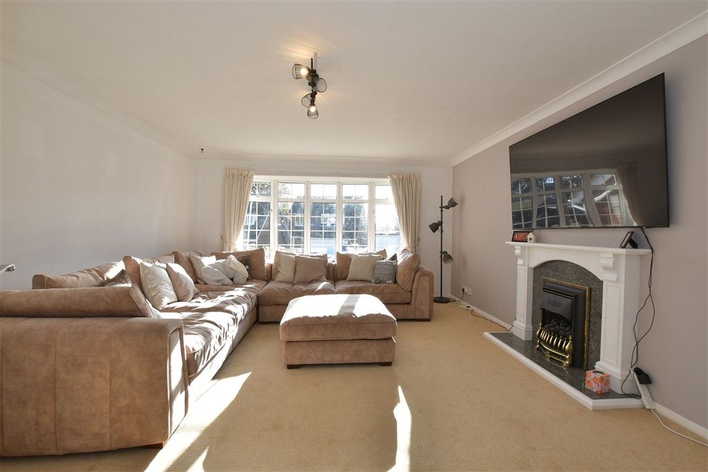 Property photo 2 of 13 Lounge