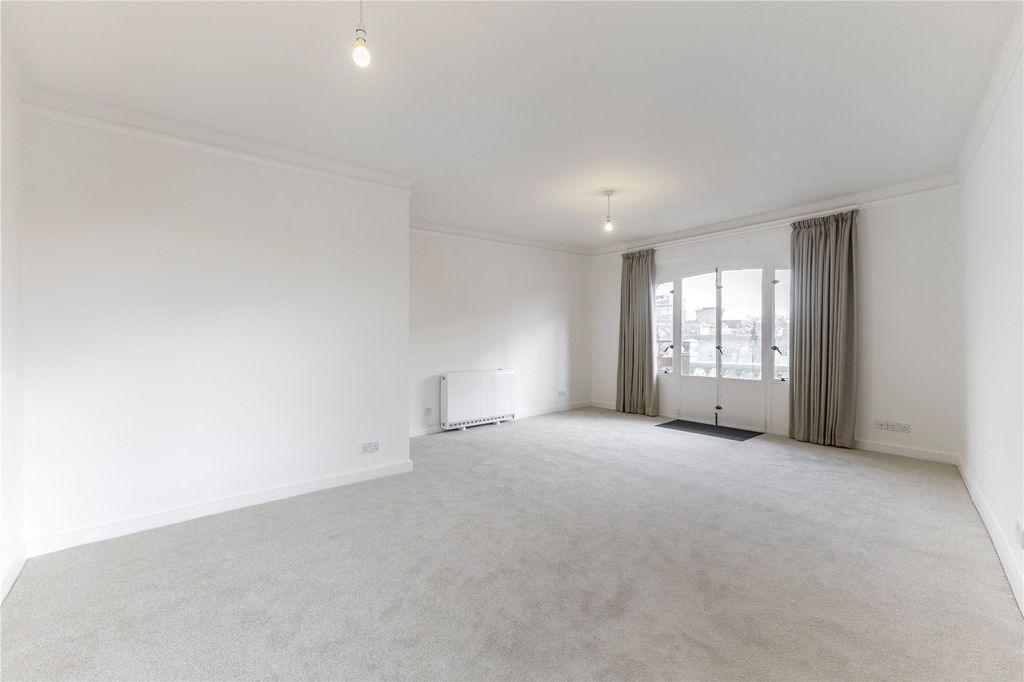 Property photo 2 of 16 Sitting Room