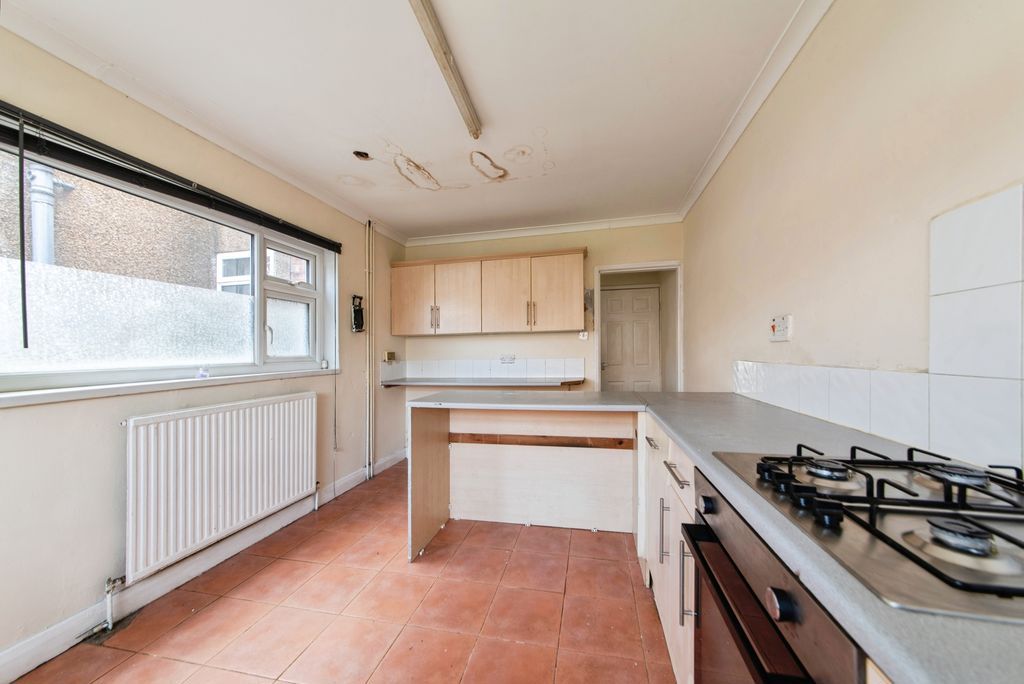 Property photo 3 of 10 Kitchen 2