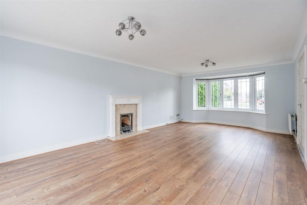 Property photo 3 of 17 25 Rothwell Drive_10.Jpg