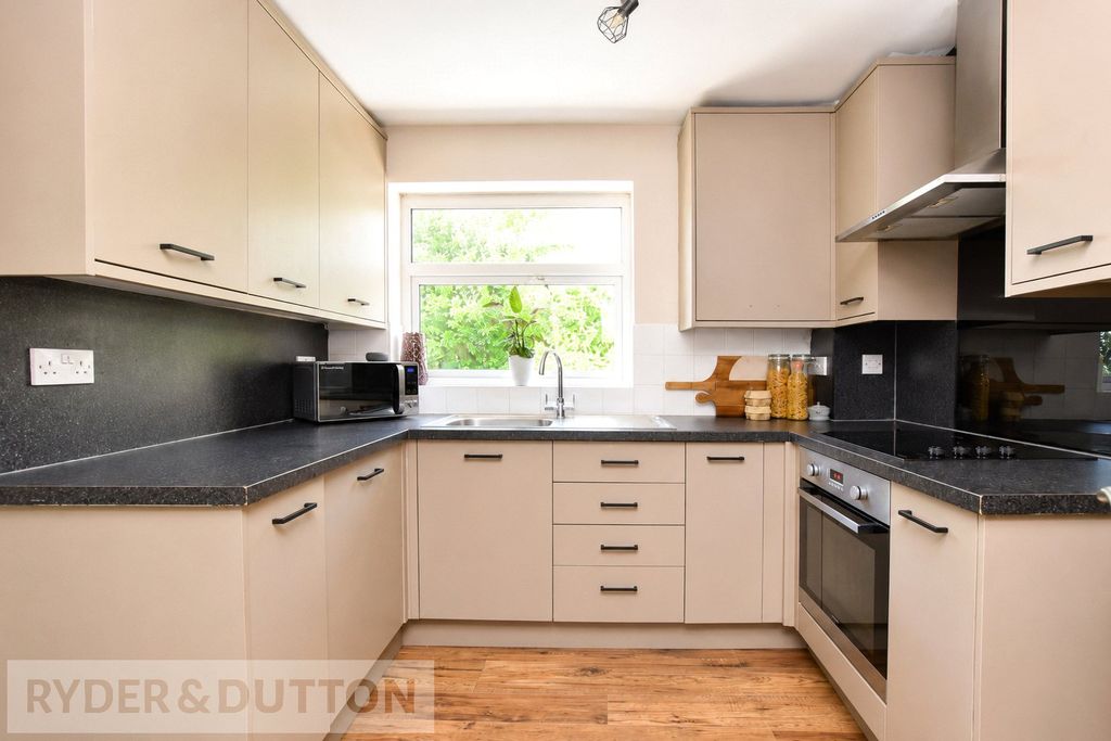 Property photo 3 of 16 Kitchen
