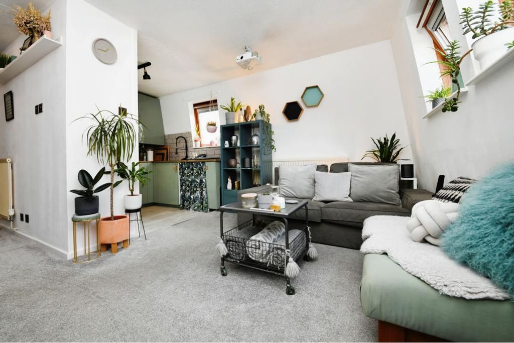 Property photo 1 of 13 Lounge / Kitchen