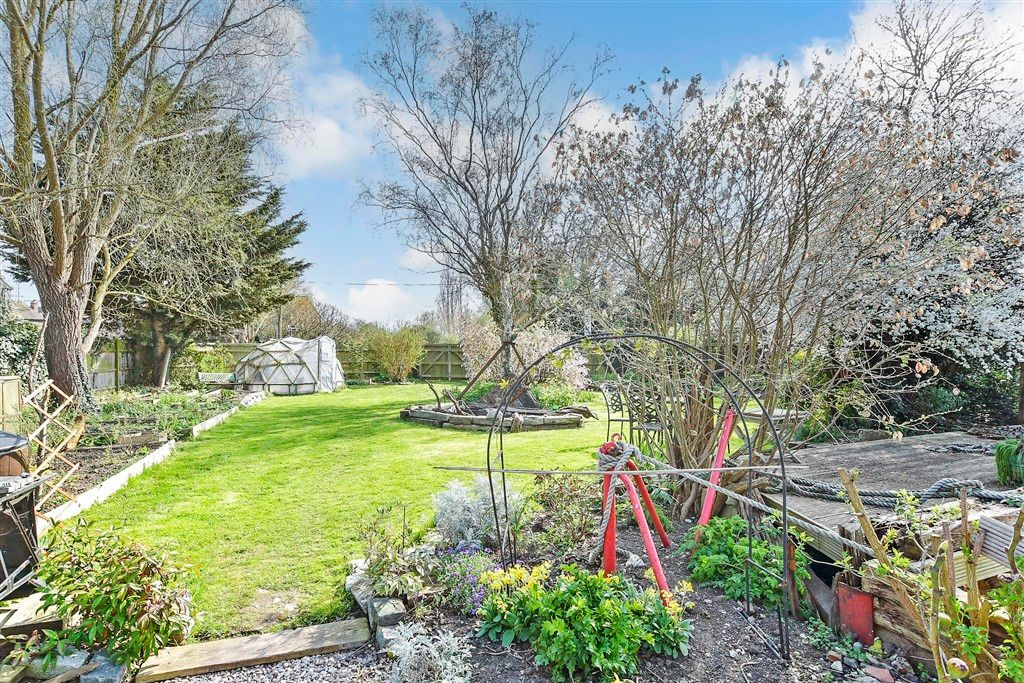 Property photo 2 of 10 Side Garden