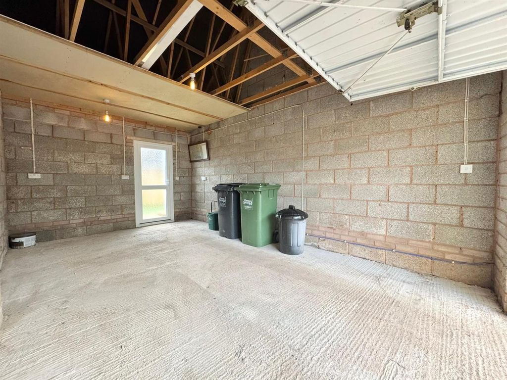 Property photo 2 of 13 Garage.Jpeg