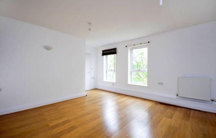 Property photo 3 of 8 Photo 01