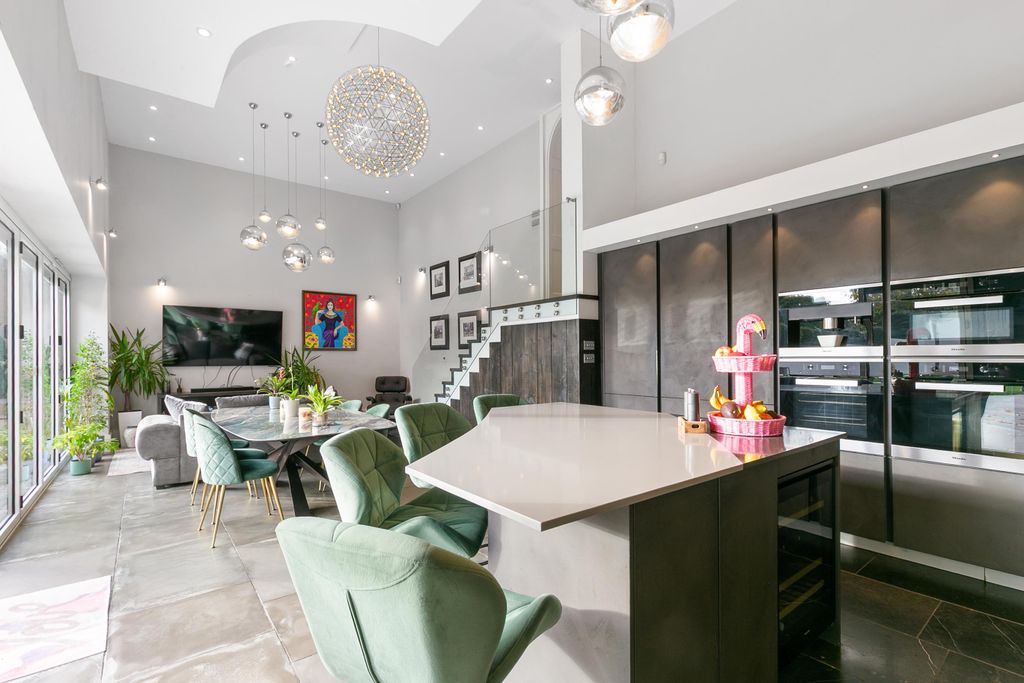 Property photo 2 of 21 Image