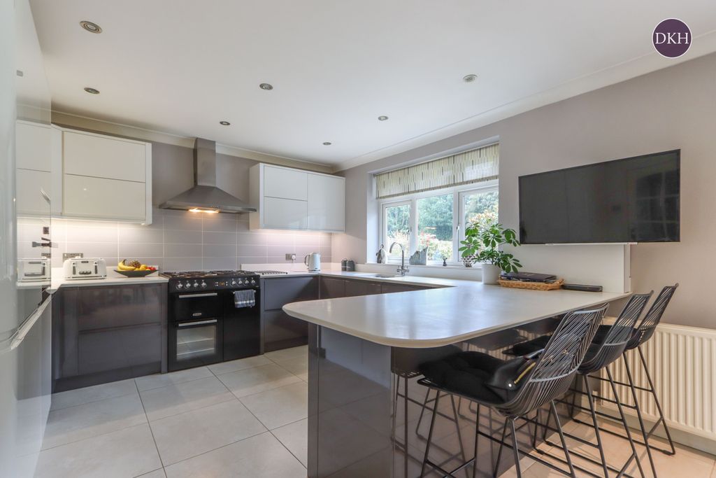 Property photo 2 of 17 Picture No. 15