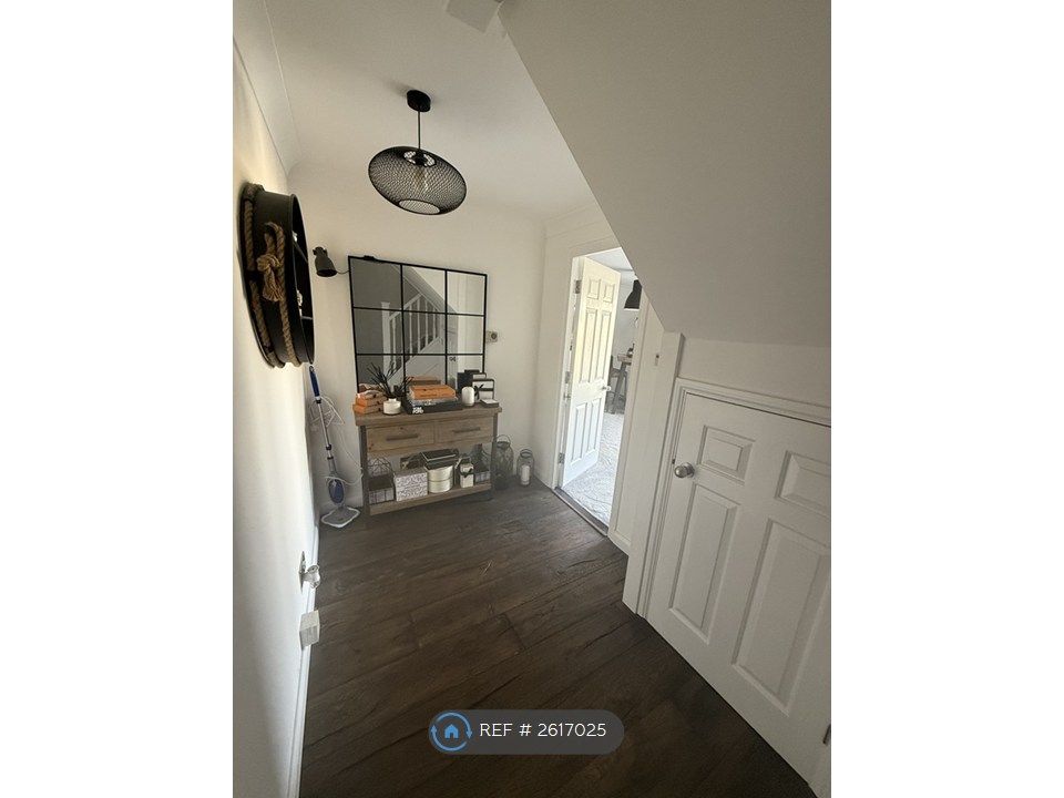Property photo 2 of 22 Hallway/ Entrance
