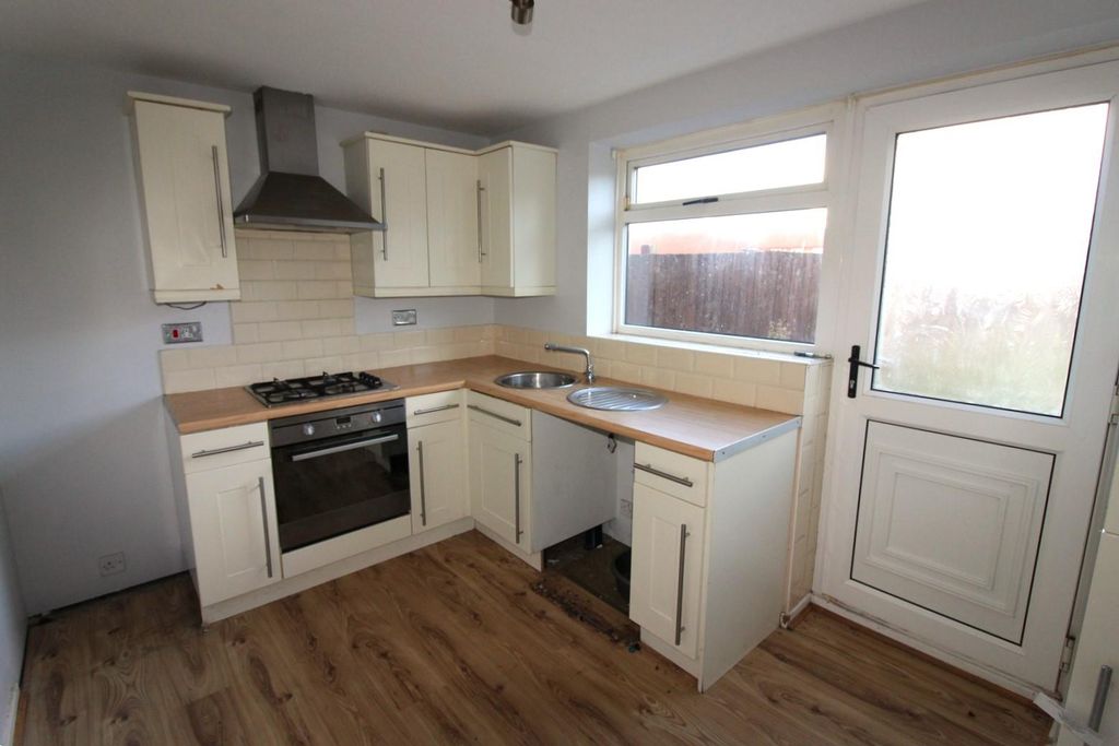 Property photo 3 of 11 Kitchen