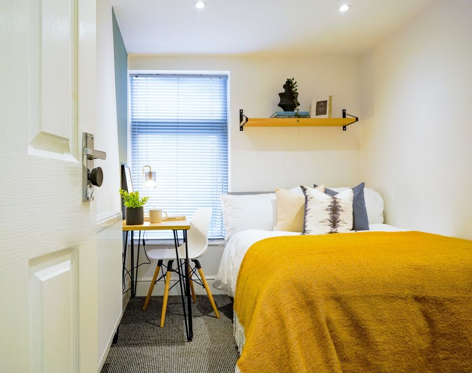 Property photo 3 of 10 A Bright And Inviting Double Bedroom Featuring A c...
