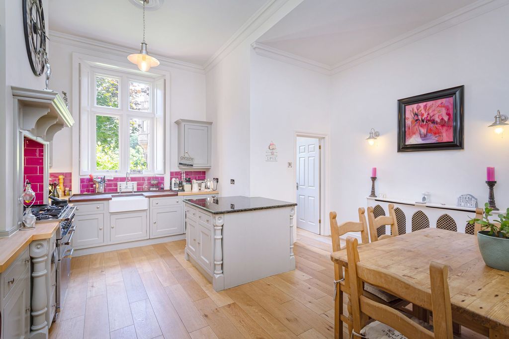 Property photo 2 of 36