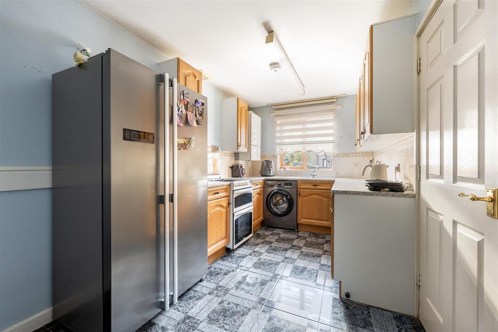 Property photo 2 of 18 Corn Way, E11