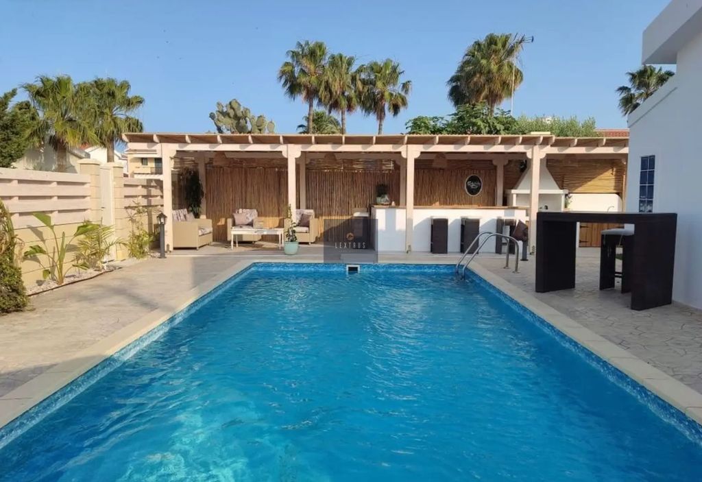 Property photo 2 of 12