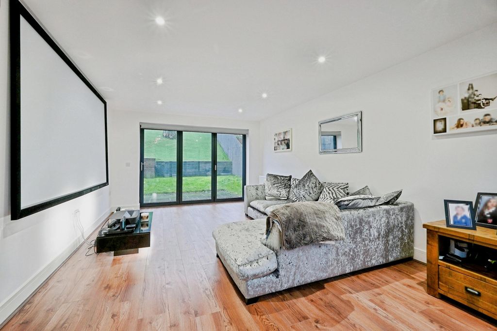 Property photo 2 of 25 Lounge