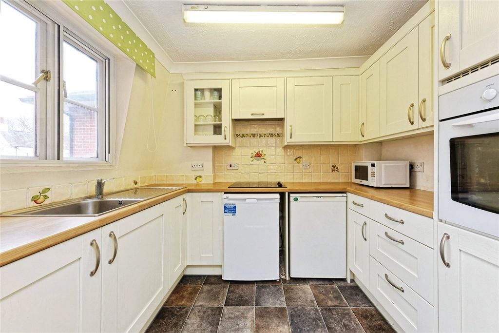 Property photo 3 of 11 Kitchen