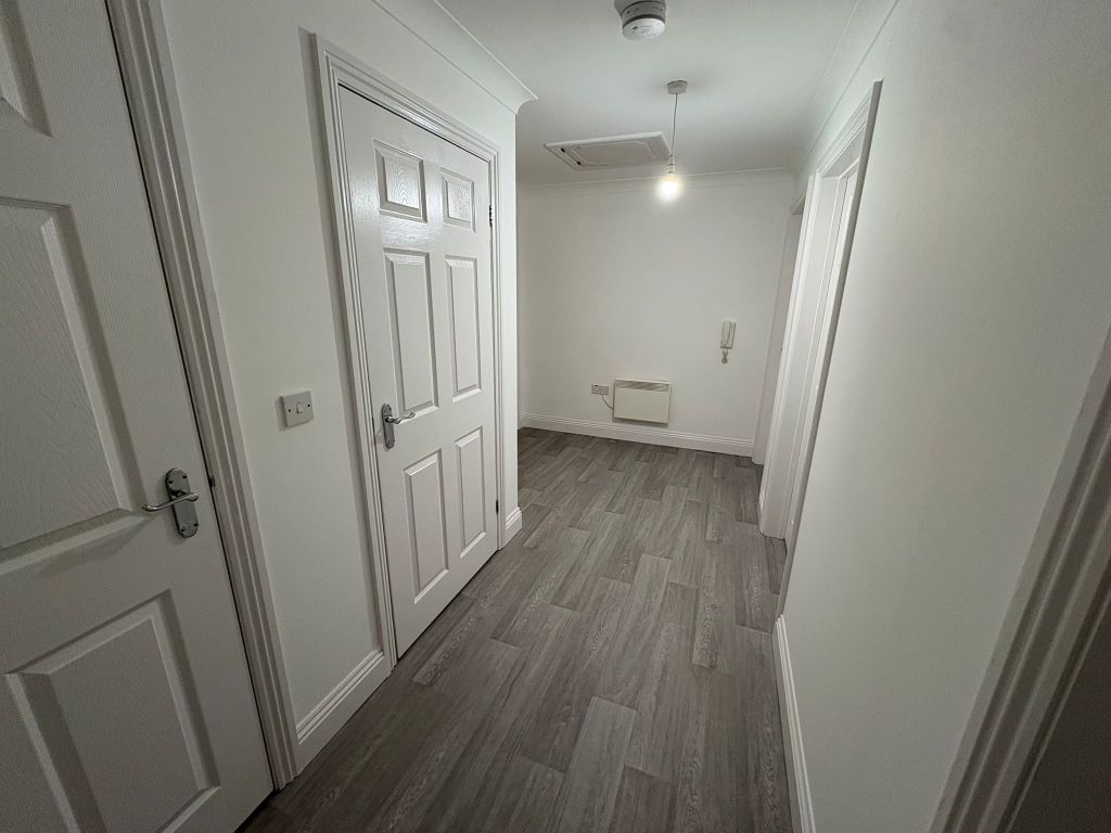 Property photo 2 of 9 Hallway