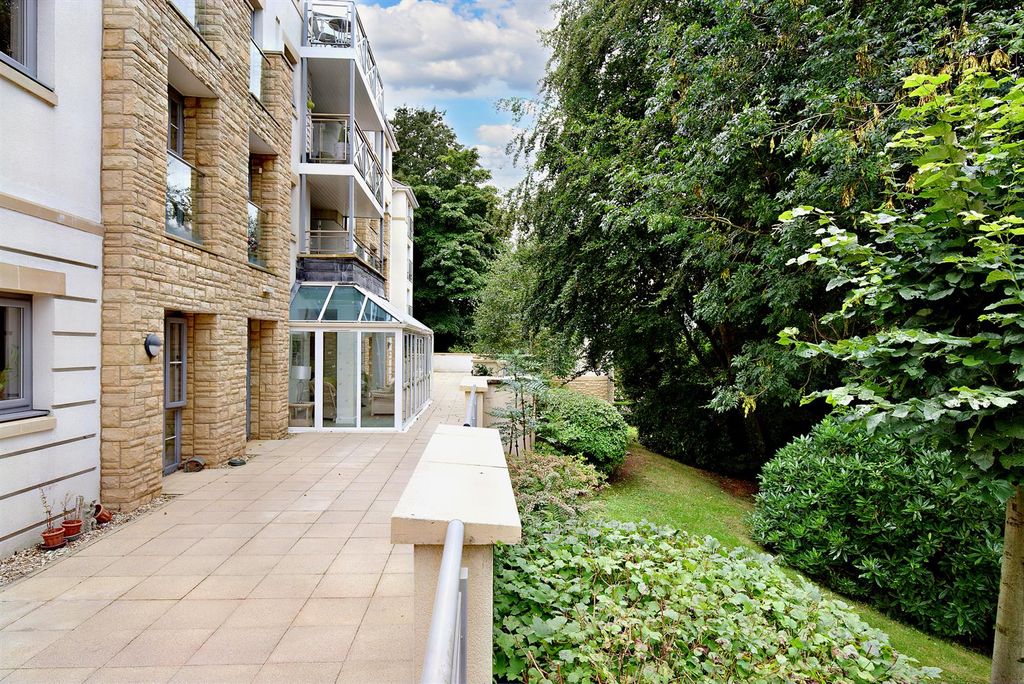 Property photo 2 of 20 Communal Gardens