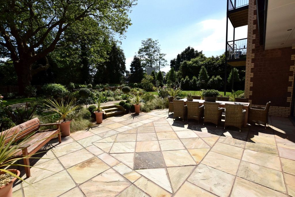 Property photo 2 of 8 Communal Gardens