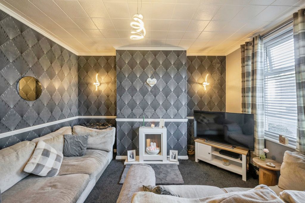 Property photo 2 of 12 Lounge