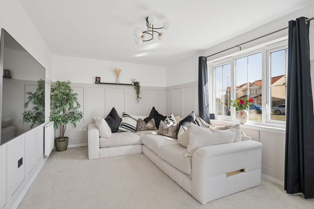 Property photo 3 of 31 Lounge