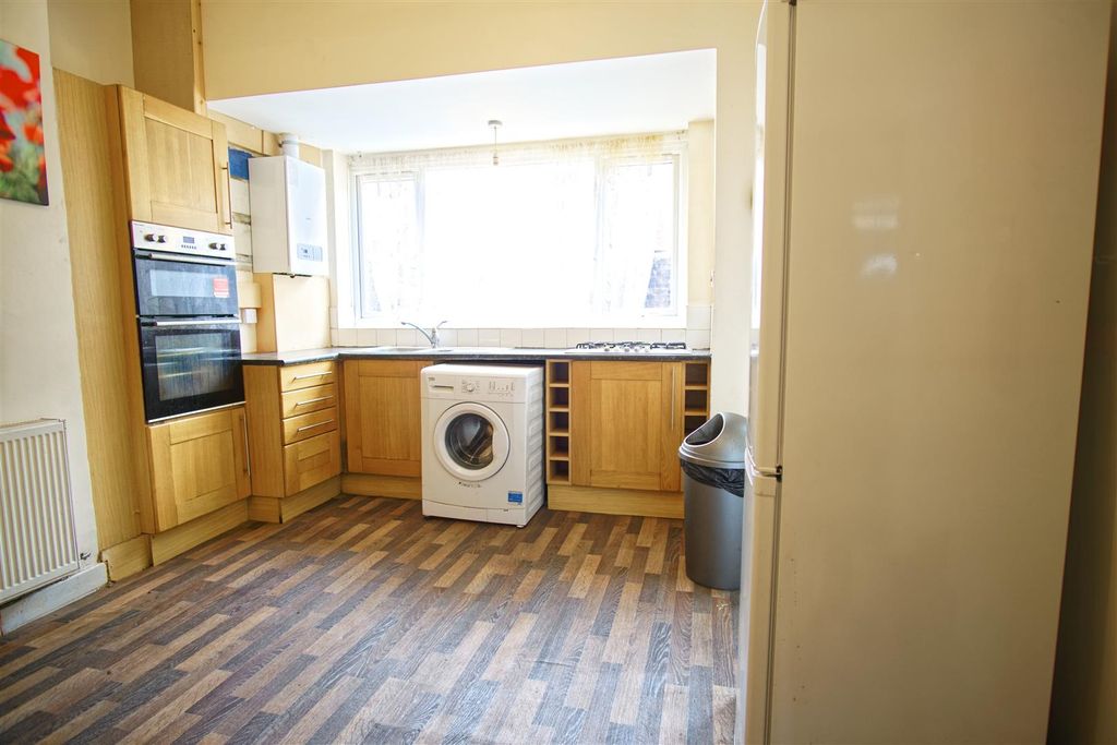 Property photo 3 of 9 Kitchen