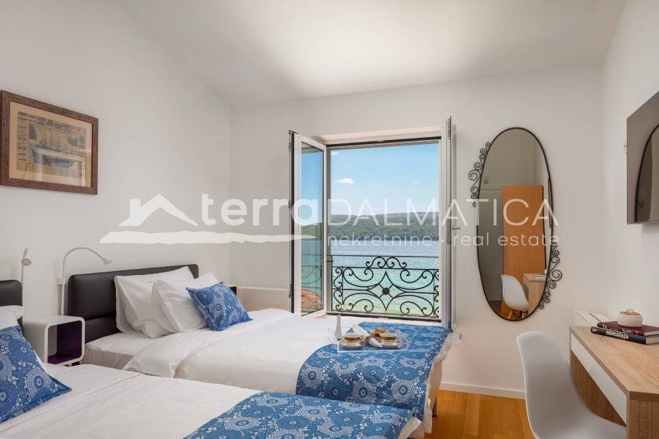 Property photo 1 of 24 Luxury 5★ Villa First Row To The Sea, 1000 m², Šibenik Area