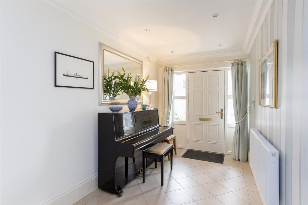 Property photo 3 of 39 10_The_Square_23.Jpg