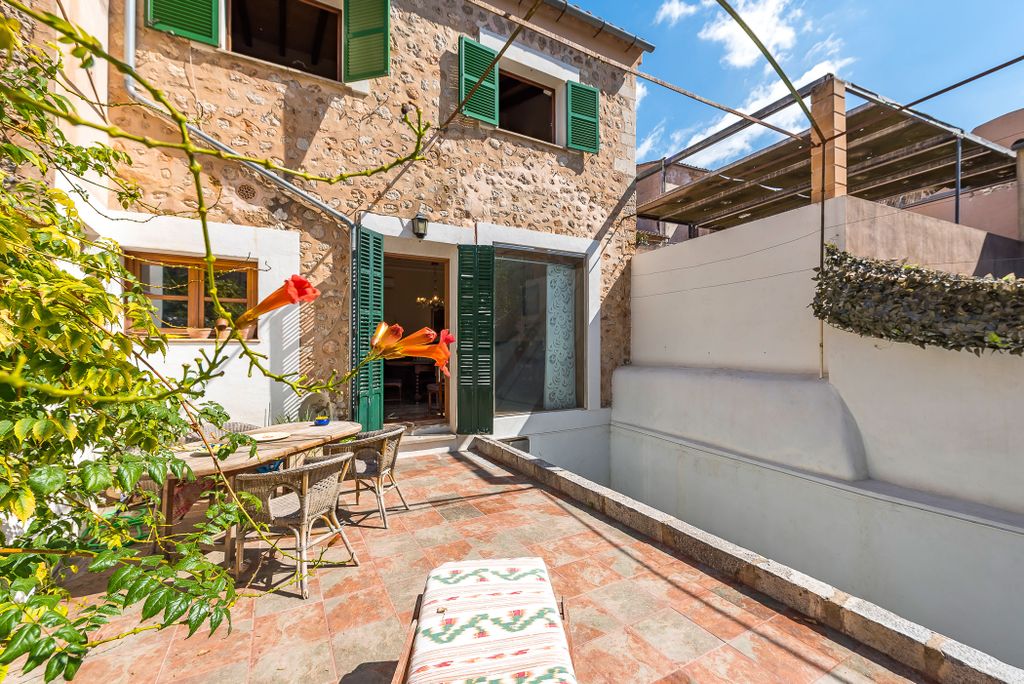 Property photo 1 of 15 Townhouse_Soller_65425_Web-45.Jpg