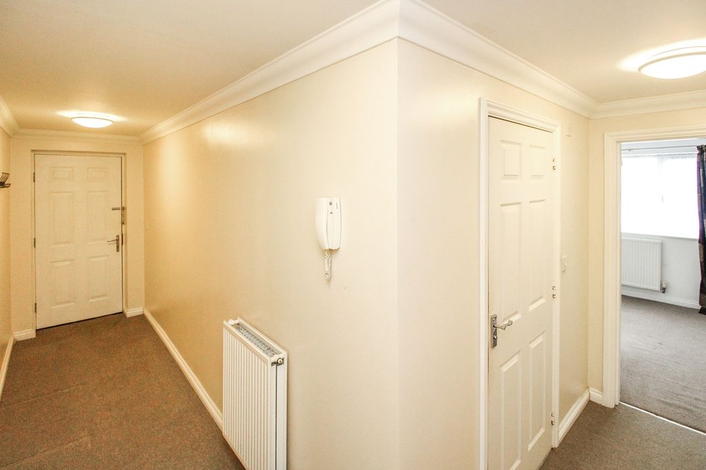 Property photo 2 of 8 Entrance Hall