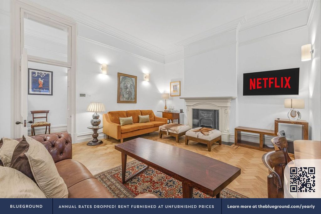 Property photo 3 of 17 Living Room