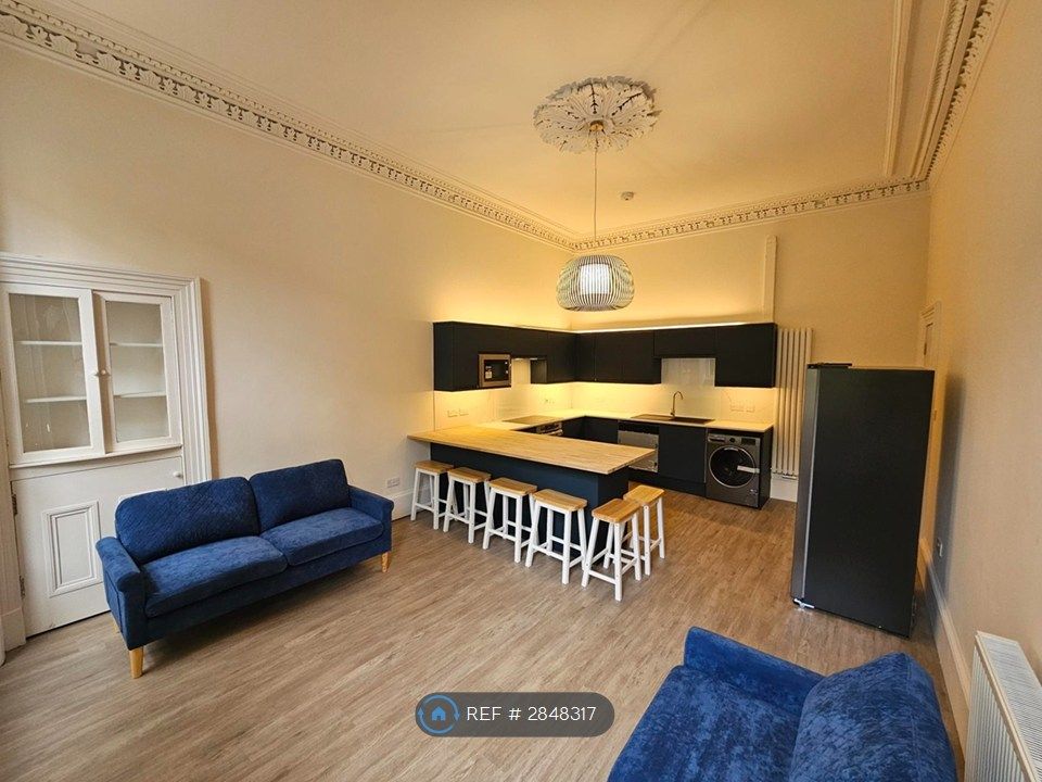 Property photo 1 of 8 Kitchen Lounge