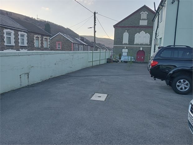 Property photo 2 of 7 Parking
