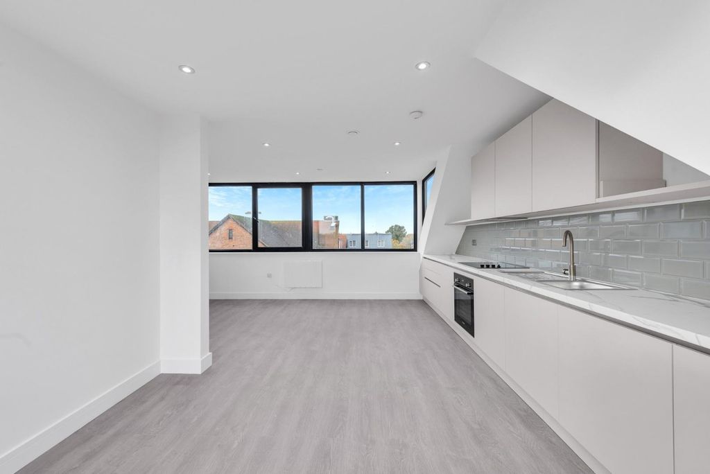 Property photo 3 of 12 Kitchen/Lounge