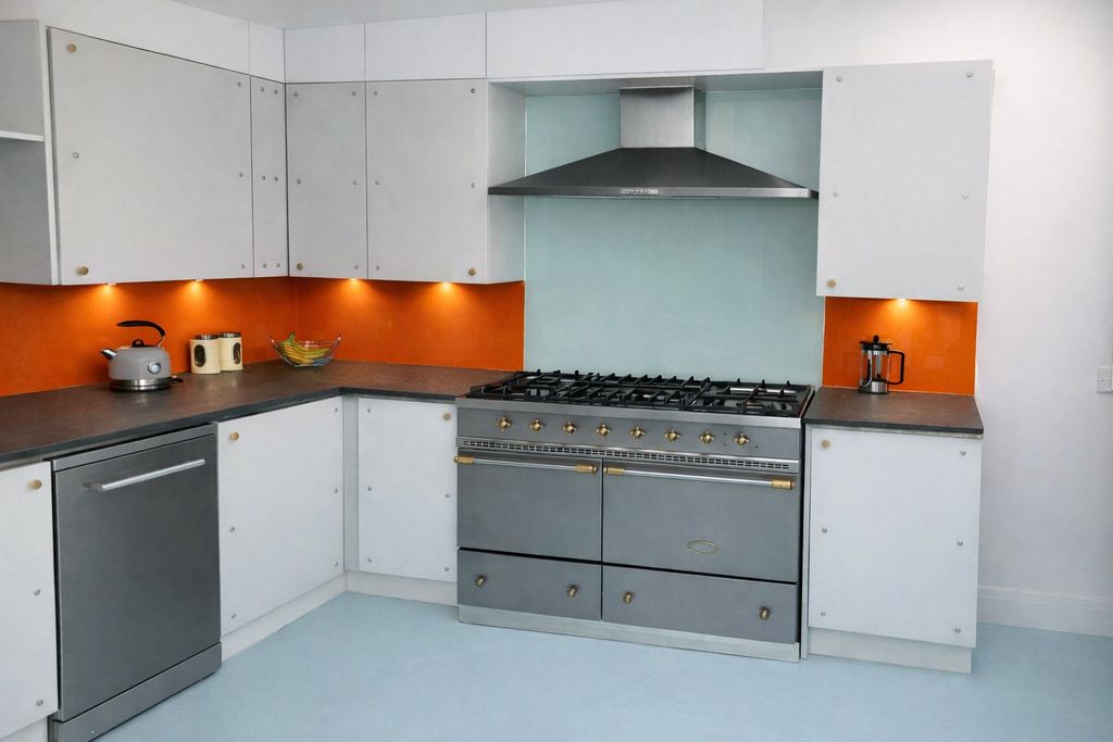 Property photo 3 of 21 Kitchen