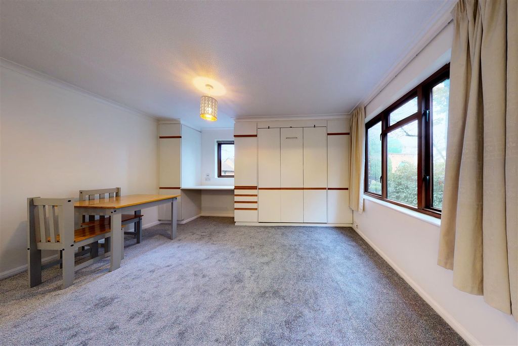 Property photo 2 of 8 Studio