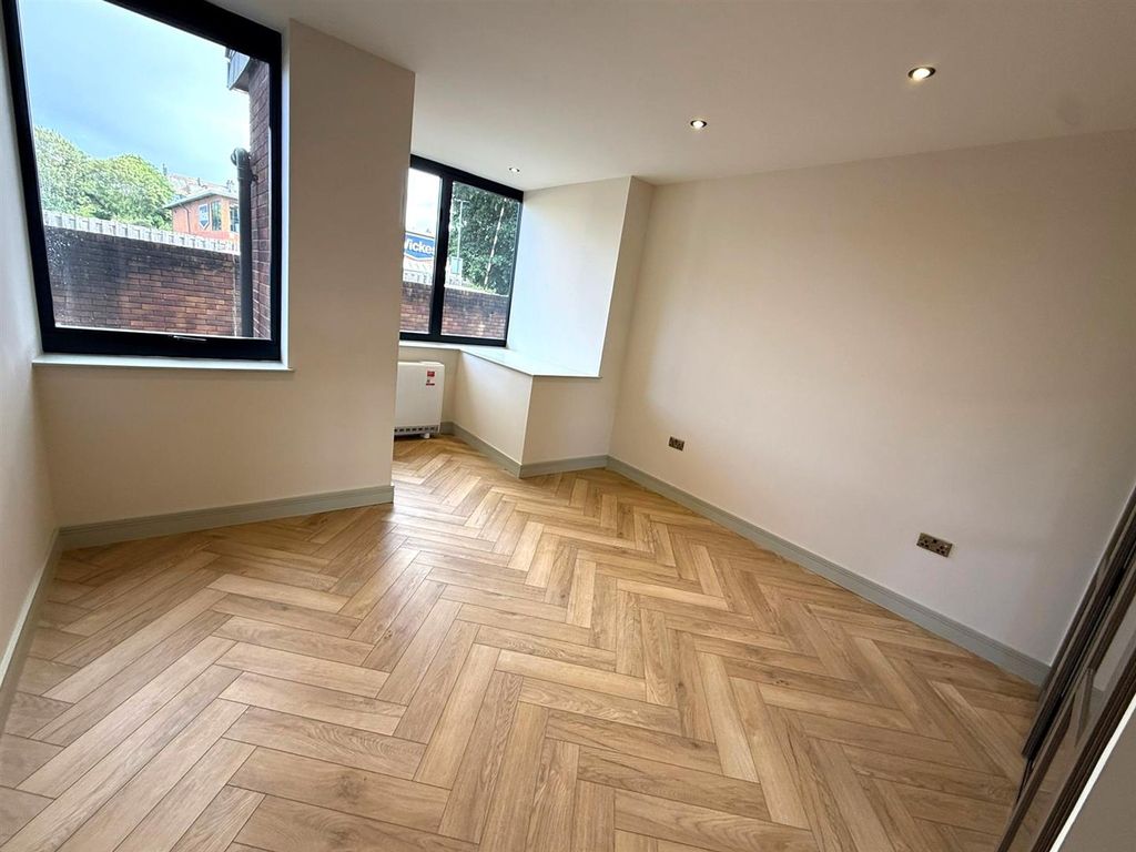 Property photo 1 of 5 Bedroom.Jpeg